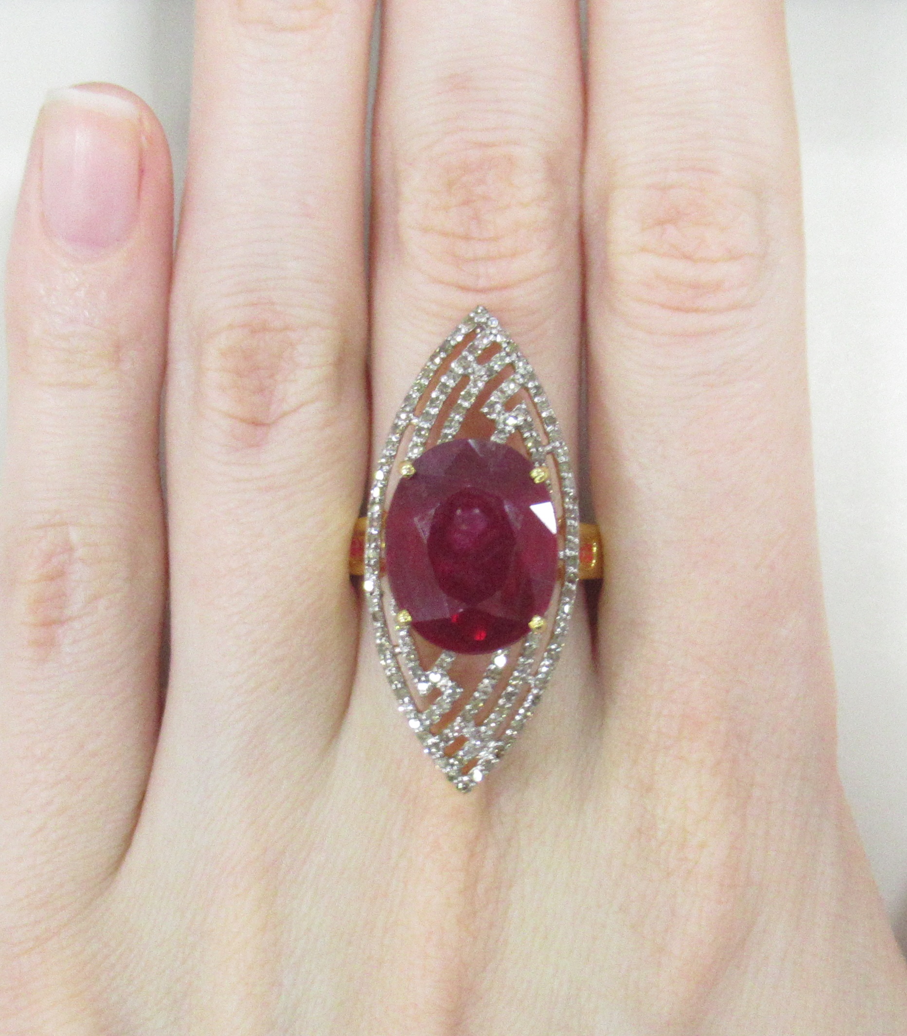Серебряное кольцо 925 пробы; вставки 1 Рубин F/2 11,25ct; 120 Бр.Кр-17 0,7ct 3/3;